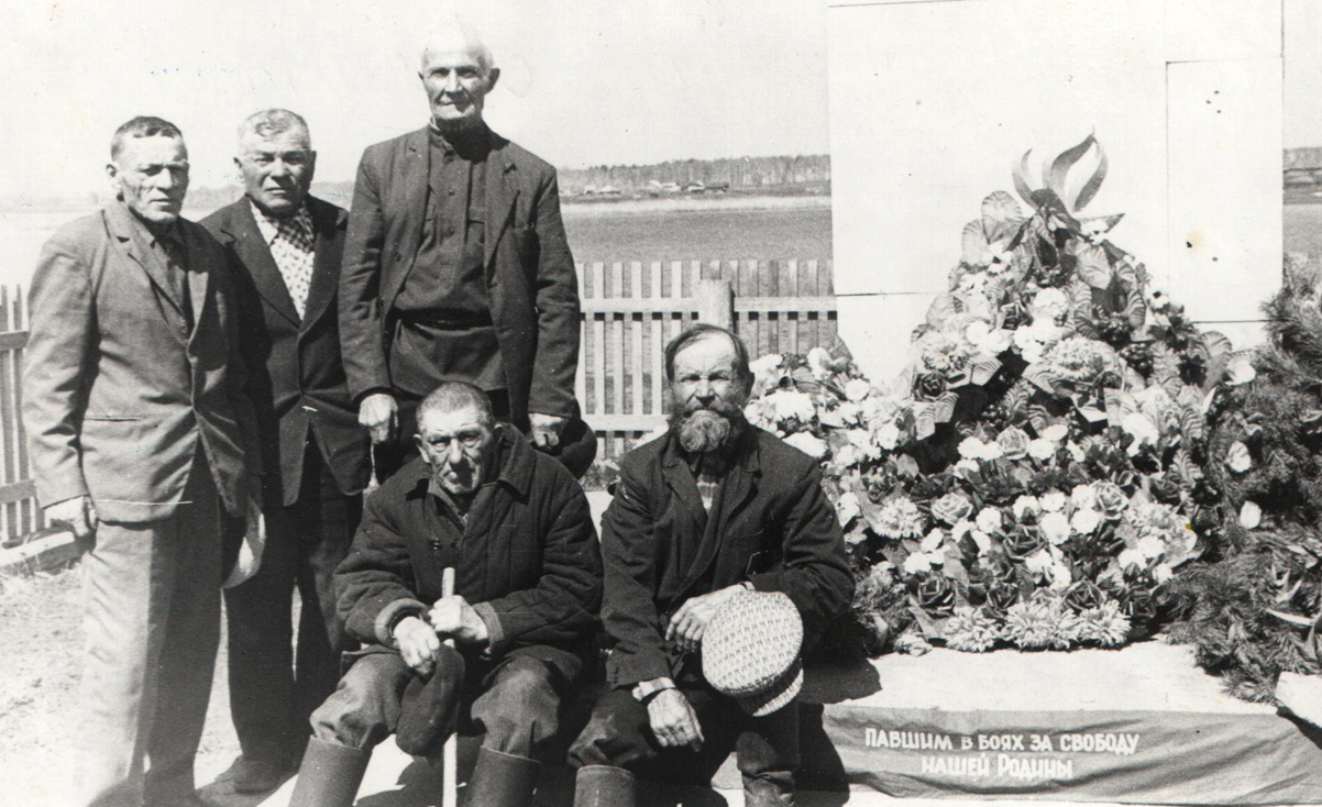 Ефрем Иванович Филиппов (третий слева, стоит) вместе с односельчанами — участниками Великой Отечественной войны в День Победы. Фото 1979 г.