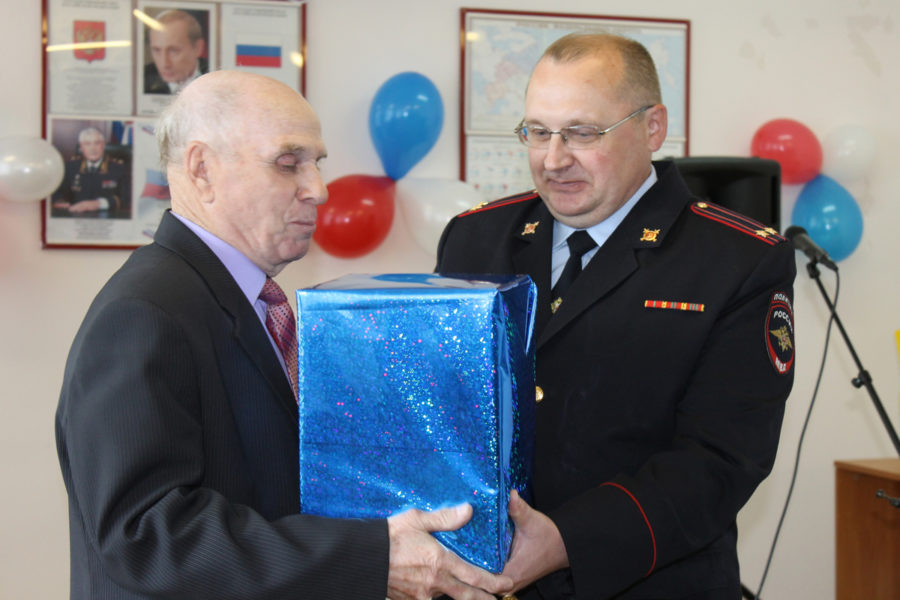 Начальник полиции Роман Войщев со словами благодарности и уважения вручает подарок В.С. Прыкину