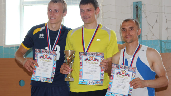 Каслинский легкоатлет Иван Хлабыстин (в центре) занял первое место в своей возрастной группе