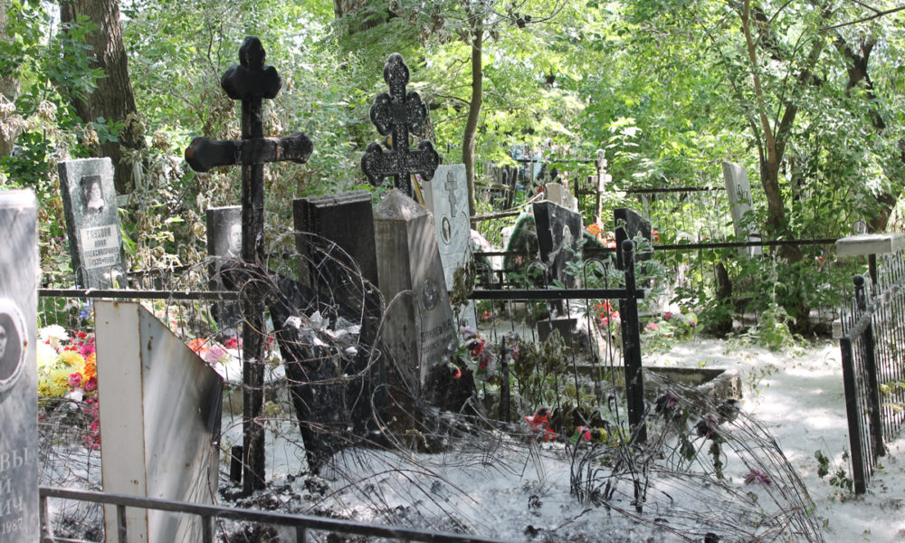 Людмила Бажова пришла в ужас, когда увидела, в каком состоянии оказались могилы родственников, поврежденные огнём