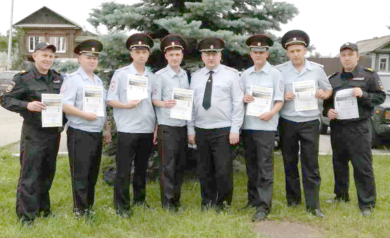 Сотрудники полиции, командированные на Чемпионат мира, с начальником ОМВД Романом Войщевым (в центре)