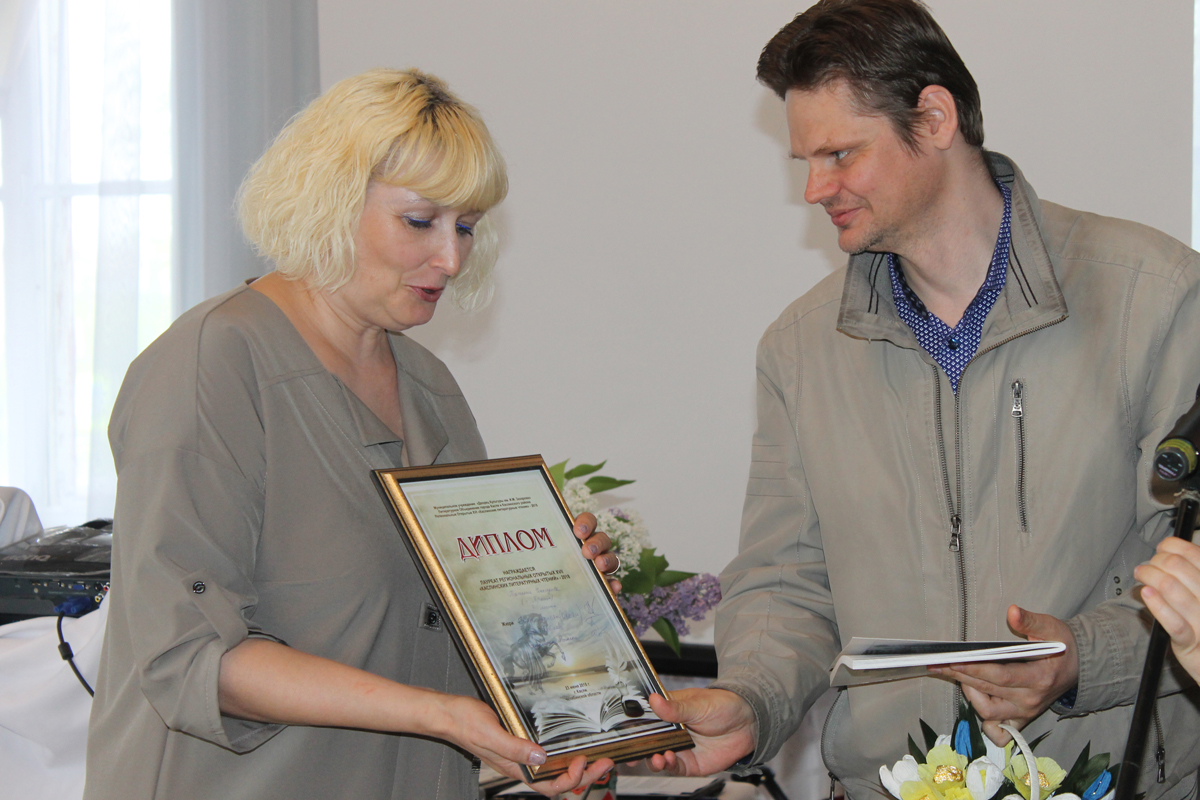 Андрей Бойков вручает диплом Татьяне Ческидовой