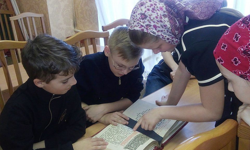 Воспитанники воскресной школы за чтением православной литературы