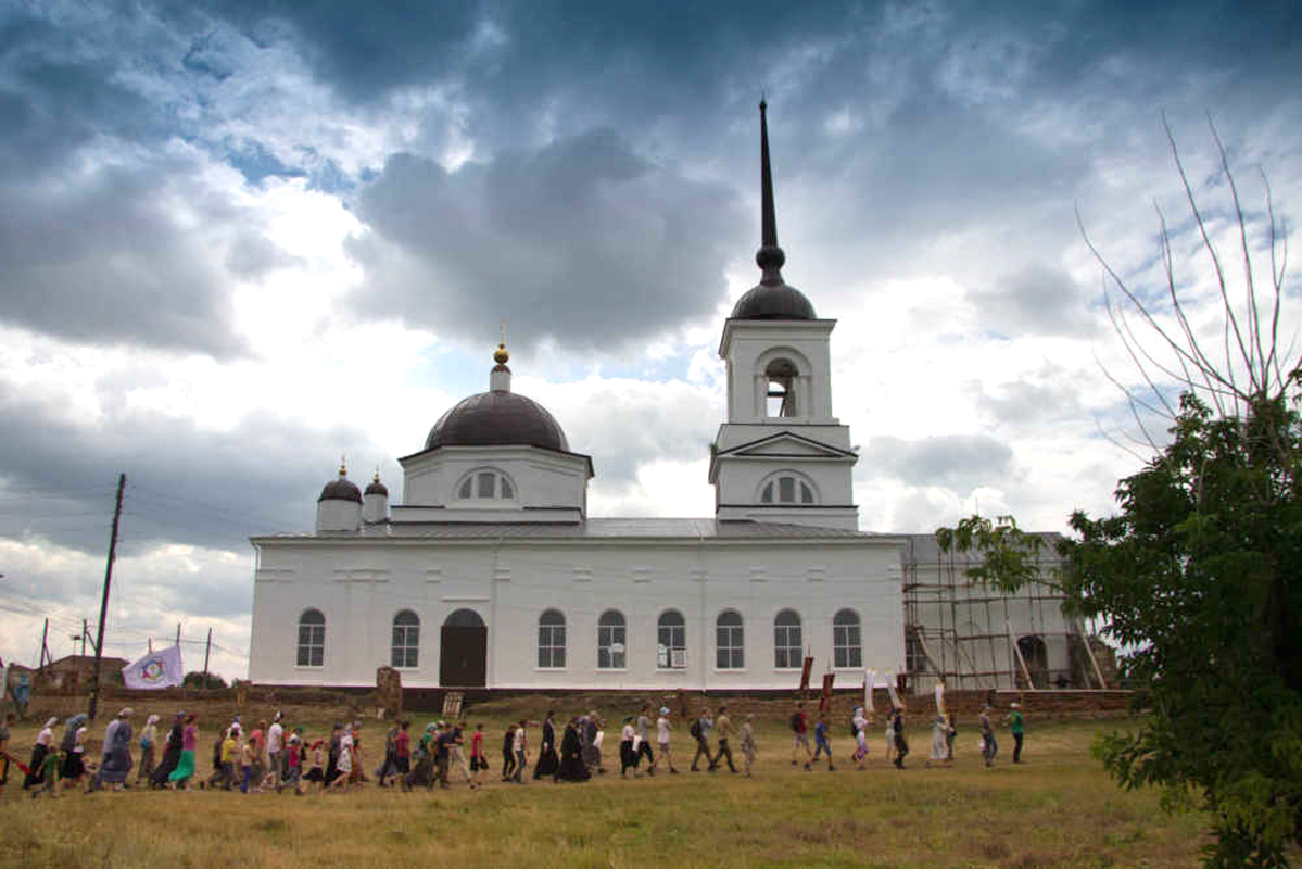 Крестный ход вокруг храма Ильи Пророка в селе Огневское
