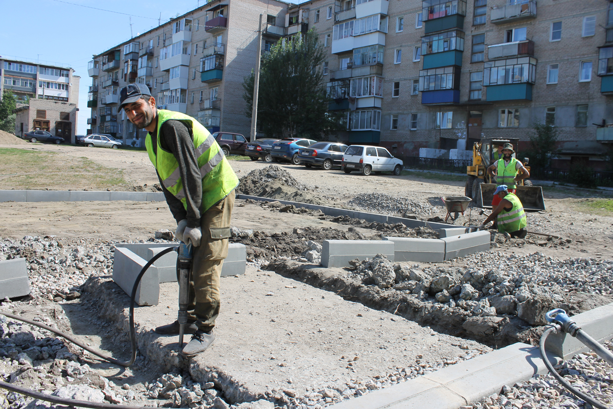 Рабочие подрядной организации ООО «Альянс» готовят траншеи для установки бордюрного камня