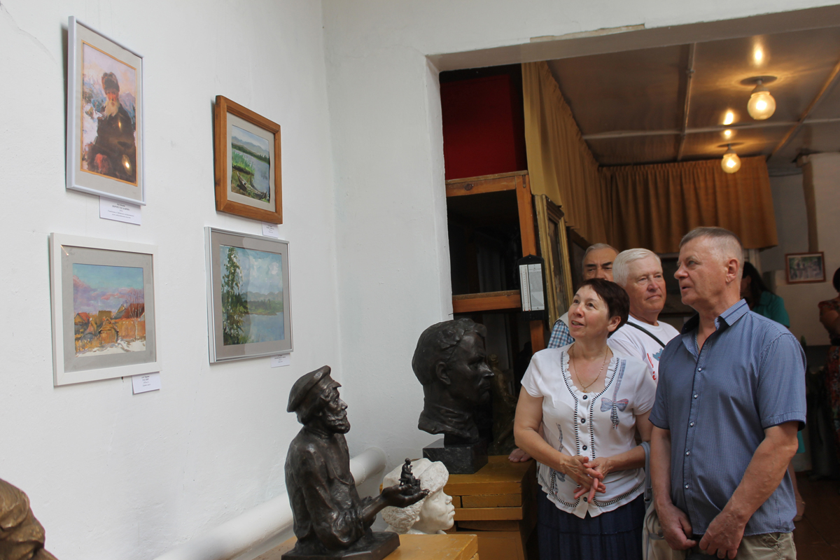 Первые посетители выставки, посвященной творчеству Волкова и Чиркина