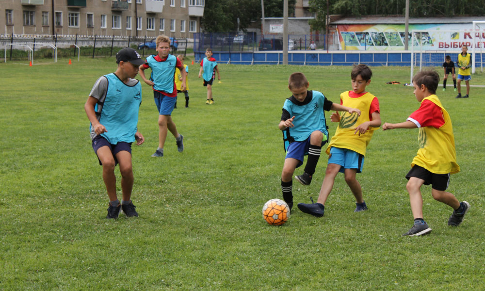 Футбол — игра для отважных мальчишек