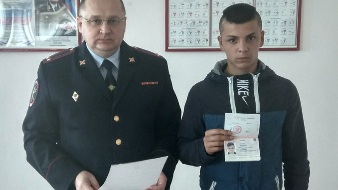 Начальник полиции вручил паспорт Борису Джумаеву