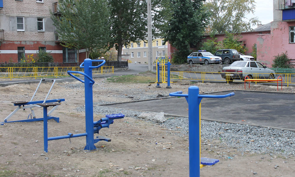 На детской площадке смонтировано игровое оборудование, уличные тренажеры, подготовлена спортивная площадка