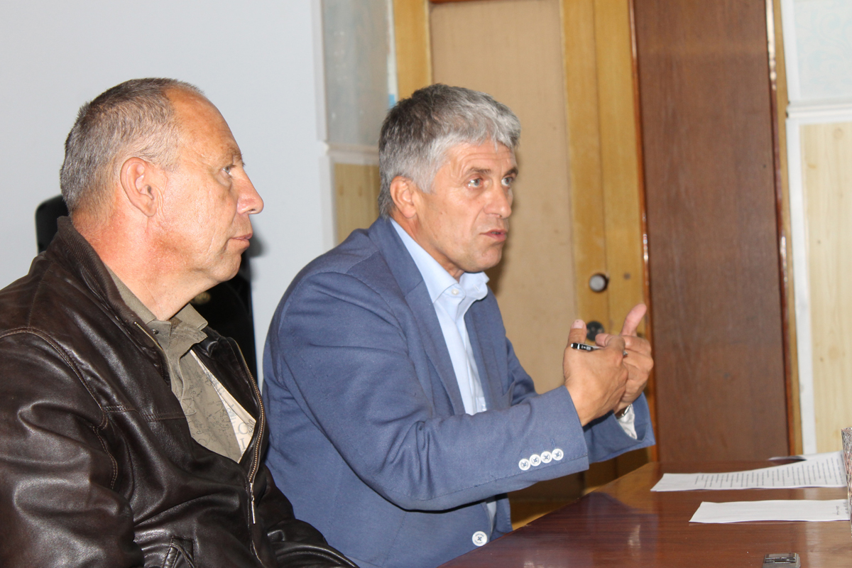 Сергей Беляев и Игорь Колышев во время встречи с сельским активом