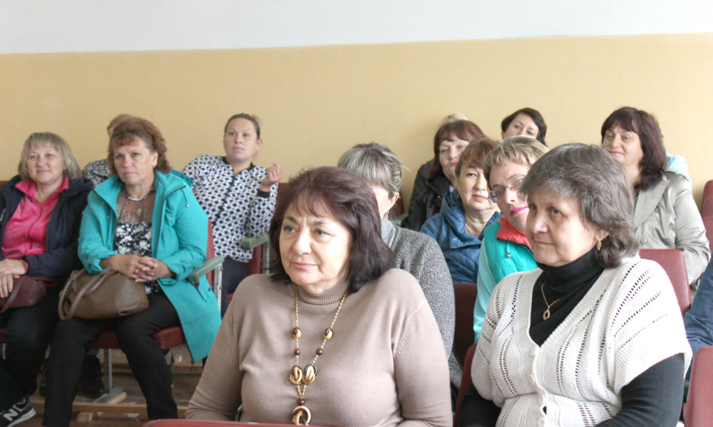 Булзинская педагогическая общественность и депутаты во время встречи