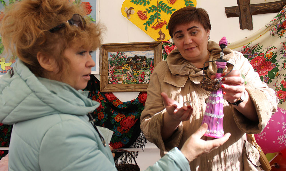 Ирина Семеновна Коновалова, библиотекарь из села Маук, с гордостью показывает работы маукских мастериц