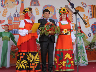 Глава Тюбукского поселения Владимир Ситников открывает ярмарку «Уральская рябина»