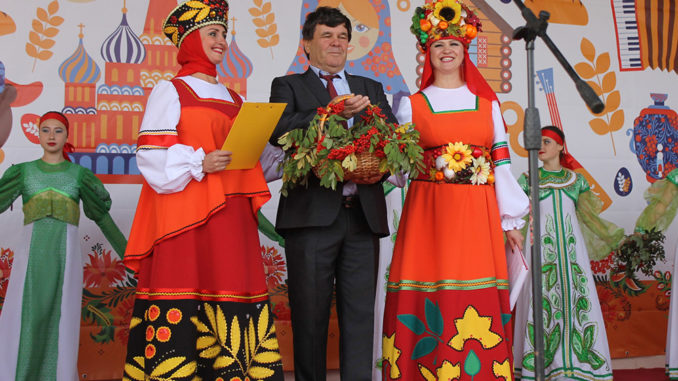 Глава Тюбукского поселения Владимир Ситников открывает ярмарку «Уральская рябина»
