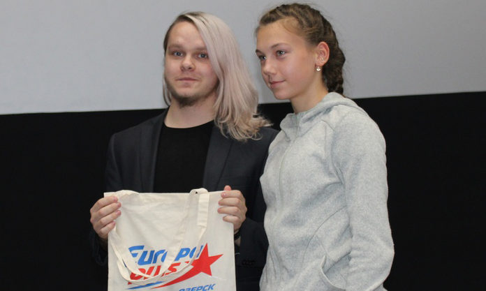 Владислав Завьялов и победительница конкурса вопросов Дарья Блинова