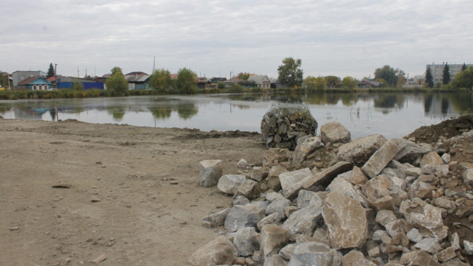 Укрепление береговой части Красногвардейского озерка осуществляется в рамках программы «Городская среда»