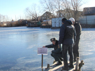 На водоемах Каслинского района сотрудники МЧС оперативно установили аншлаги-предупреждения