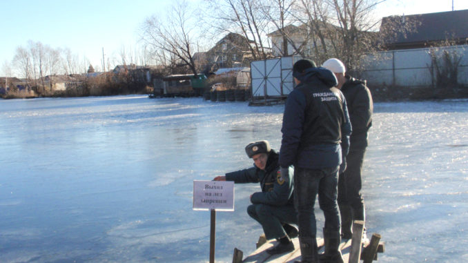 На водоемах Каслинского района сотрудники МЧС оперативно установили аншлаги-предупреждения