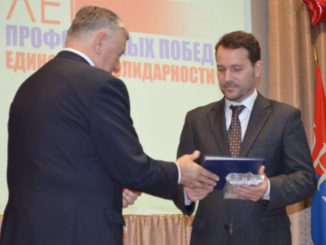 Павел Киселев (справа) поздравляет Николая Буякова