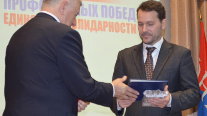 Павел Киселев (справа) поздравляет Николая Буякова