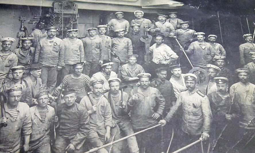 Команда спасателей судна подводных лодок «Волховъ». 1916 год
