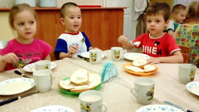 Настя Белканова, Тимур Каримов и Илья Фирсов: сегодня на завтрак манная каша и бутерброд с маслом