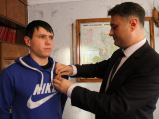 Медаль Сергею Абдрахимову вручает военком Александр Букин