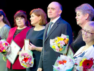 Ираида Столбикова (вторая слева) среди награжденных коллег с губернатором Борисом Дубровским