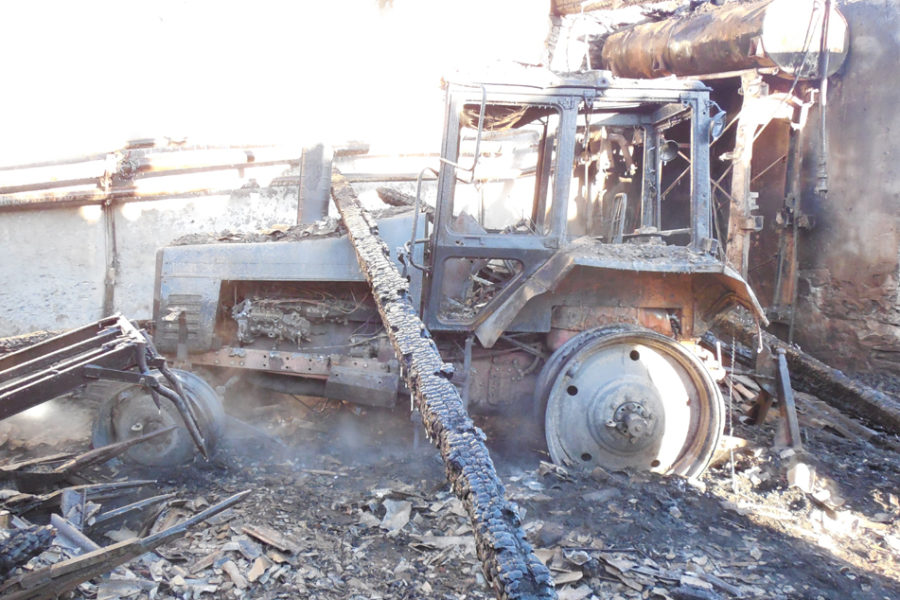 Огнем уничтожена вся сельхозтехника и гараж в селе Шабурово