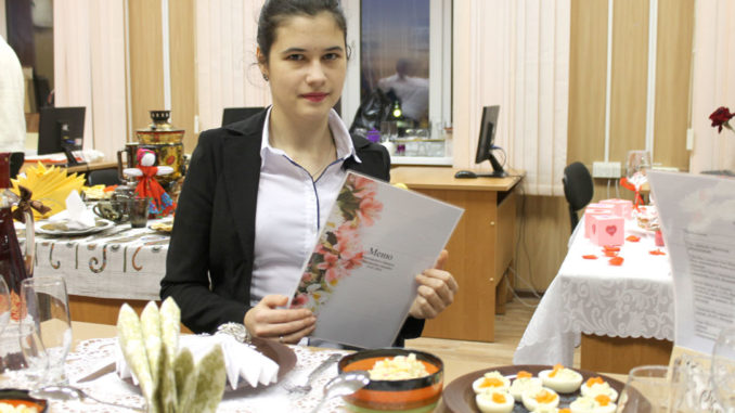 Свой стол Елена Горбатова оформила на годовщину деревянной свадьбы