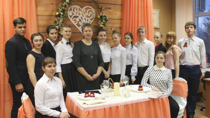 Наталья Викторовна Федотовских (в центре) и ее студенты — будущие менеджеры в общественном питании