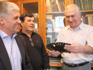 Иван Гончаров (справа) принимает подарки от Игоря Колышева, Владимира Ситникова