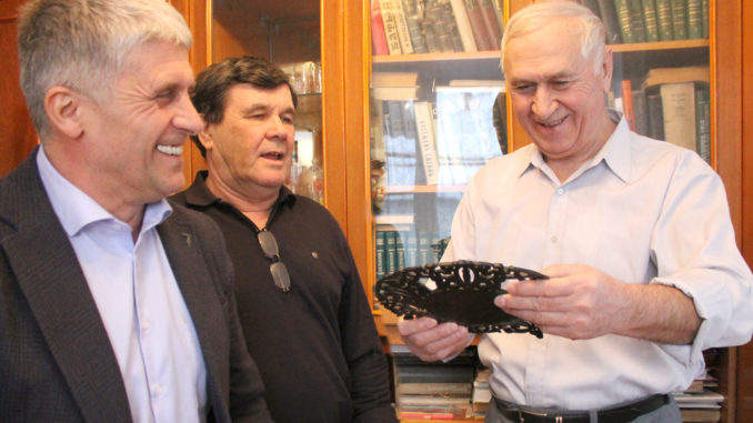 Иван Гончаров (справа) принимает подарки от Игоря Колышева, Владимира Ситникова