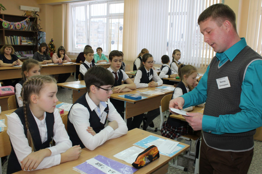 Виктор Евгеньевич Петенев ведет открытый урок по ОБЖ