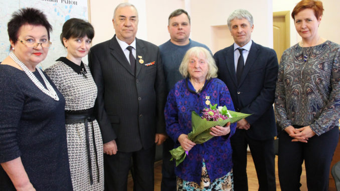 84-летней Валентине Николаевне Гириной вручили памятную медаль