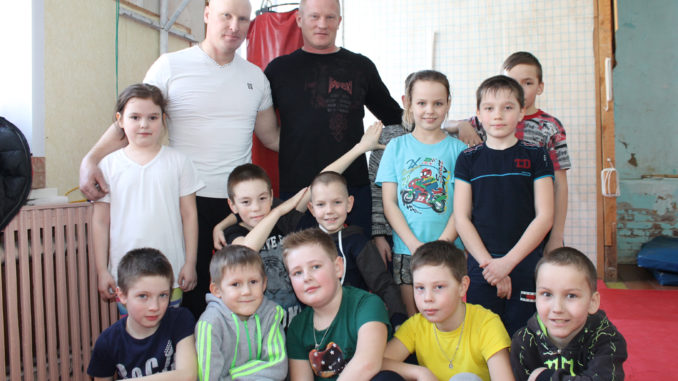 Евгений и Александр Клепаловы с воспитанниками секции рукопашного боя