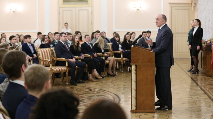 Губернатор наградил активных студентов Челябинской области