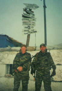 Александр (слева) с сослуживцем. Фото 2001 г.