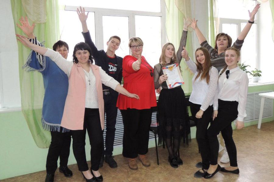 Победительница муниципального конкурса «Ученик года» Анна Чернышева (в центре) с группой поддержки