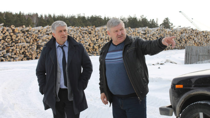 Игорь Колышев и Владимир Пидорский осматривают место прошлогодней аварии на водоводе