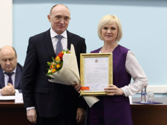 Благодарственное письмо из рук губернатора Бориса Дубровского получила Юлия Кирющенко