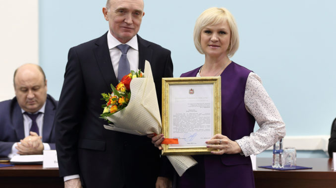 Благодарственное письмо из рук губернатора Бориса Дубровского получила Юлия Кирющенко