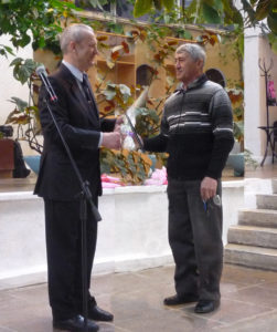 Игорь Белоус вручает грамоту сотруднику Каслинского музея Александру Баранову