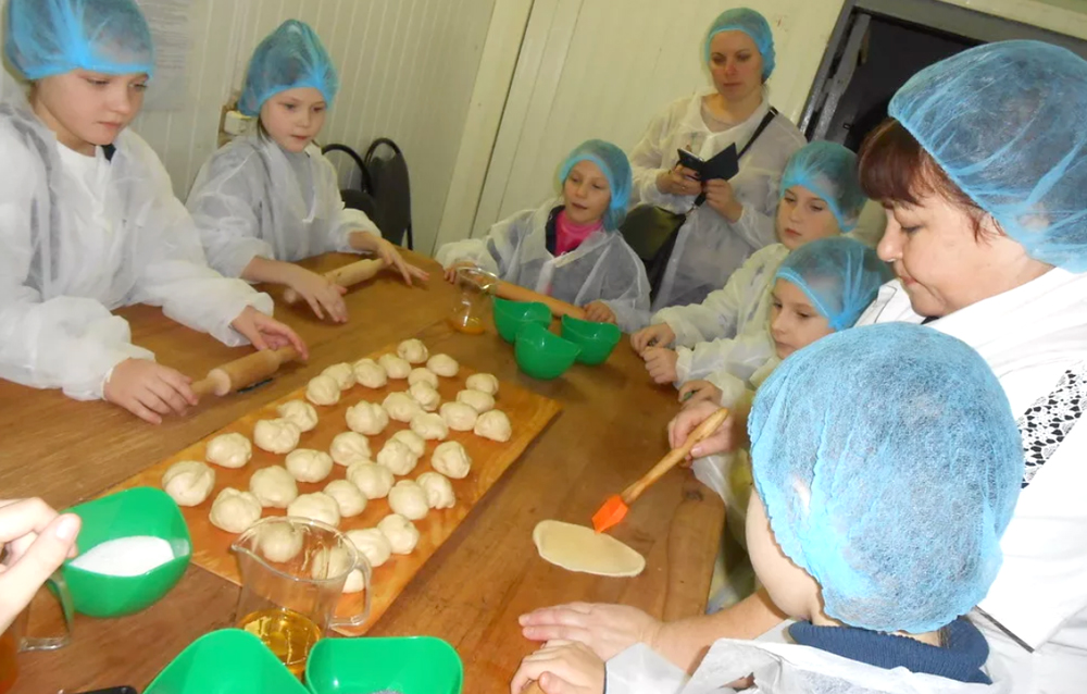 Школьники на Уфалейском хлебозаводе во время экскурсии