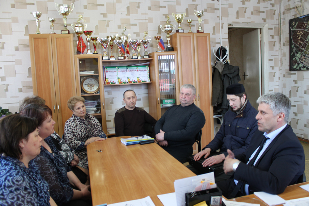 Широкий спектр вопросов обсудил глава района Игорь Колышев с местными активистами во время рабочей поездки в Береговой