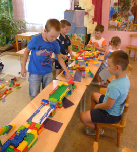 Коллективная творческая работа подготовительной группы: ребята сконструировали разные мосты