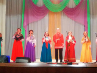 На сцене народный ансамбль «Сударушка»