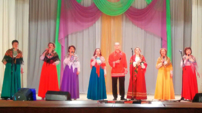 На сцене народный ансамбль «Сударушка»