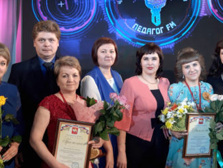 Наталья Шестакова (вторая слева) и Наталья Злоказова (вторая справа) с группой поддержки