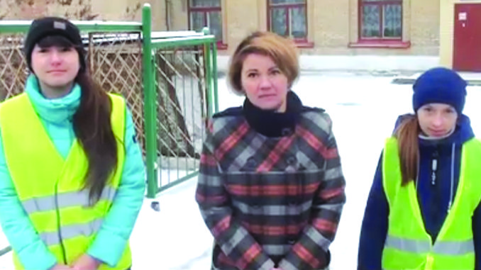 Марина Леонидовна Санатина, зам. директора школы, с ученицами